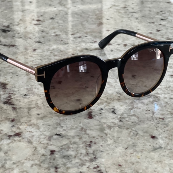 Barely worn TOM FORD sunglasses main image 5